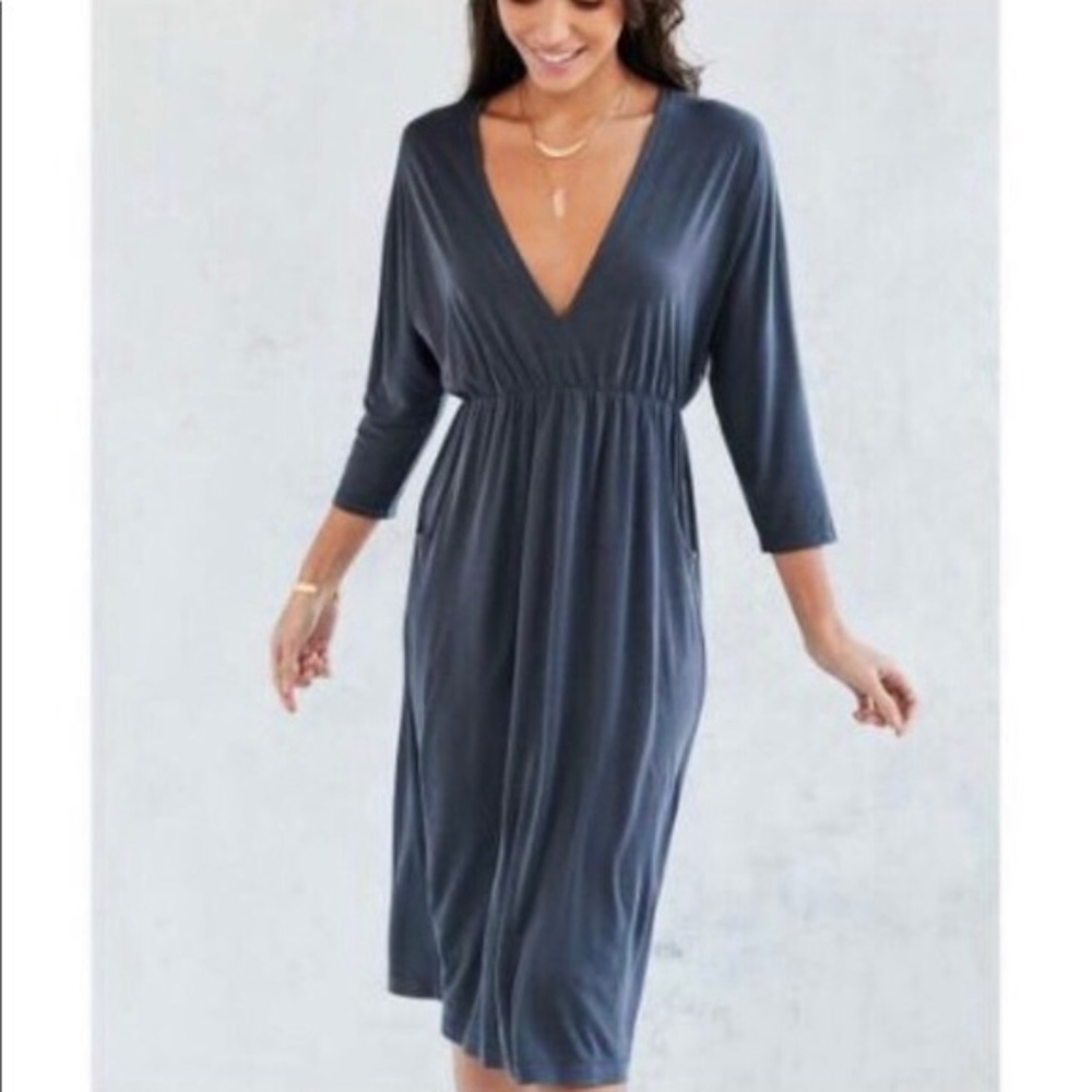 ✨LAST CHANCE✨ UO Silence + Noise dusky blue 3/4 sleeve midi dress pockets - Picture 2 of 8
